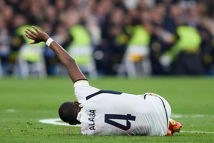 记者：阿拉巴训练中受伤 可能缺战皇社